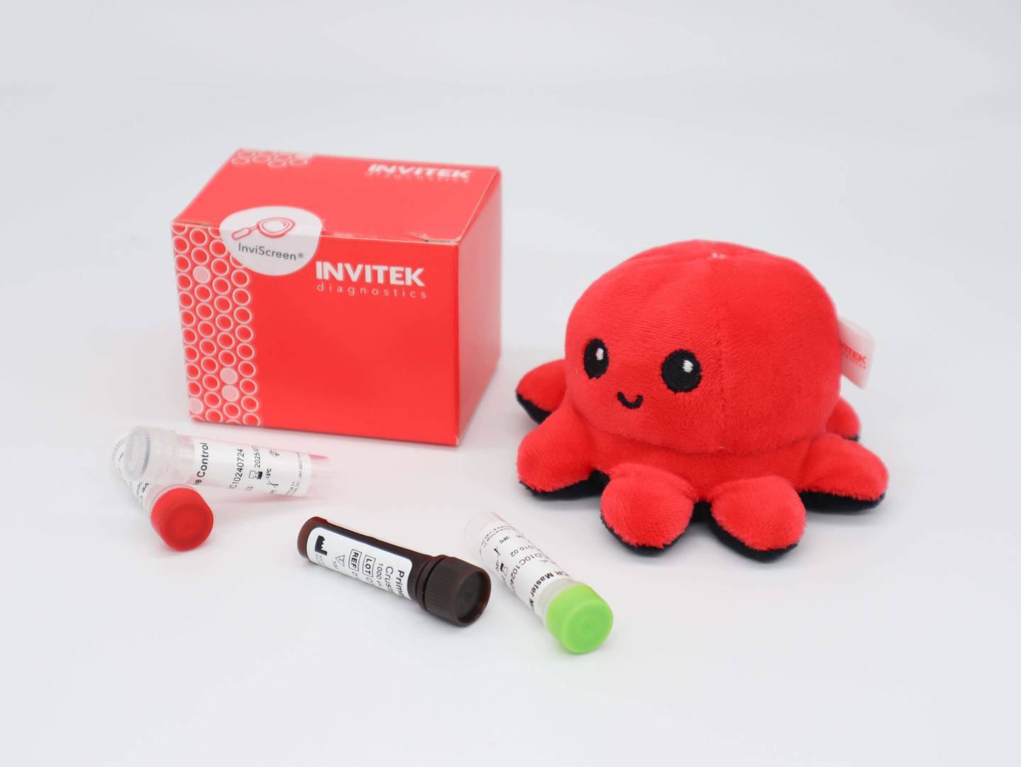 Box packaging of the InviScreen® SARS-CoV-2 Multiplex RT-PCR Test with reagents and PCR tubes.